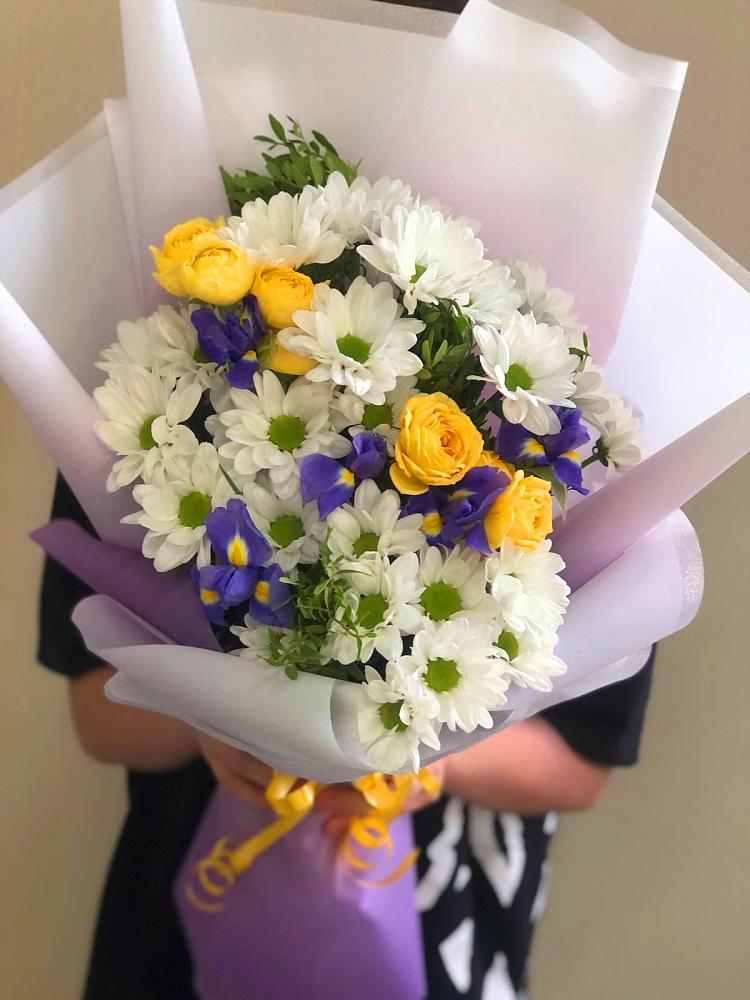 Букет цветов из: Ирисы, Хризантемы и Розы в Кара-Тюбе
