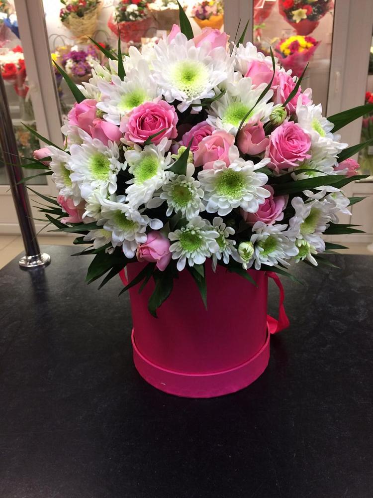 Цветочная композиция из Розы и Хризантемы в шляпной коробке в Кара-Тюбе