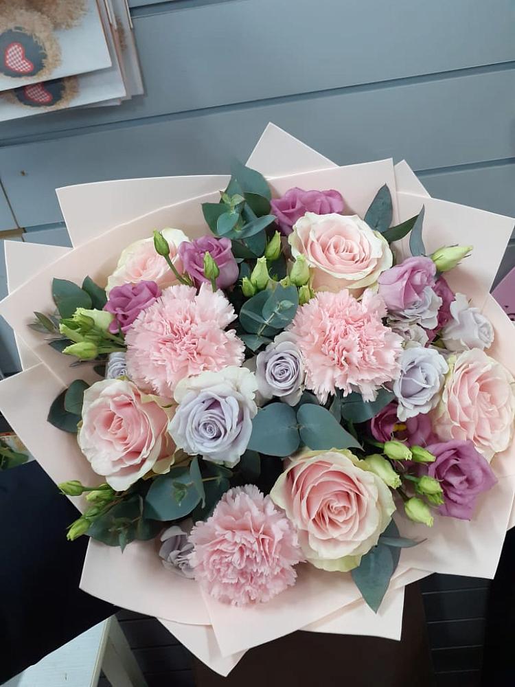 Букет цветов из: Розы, Гвоздики и Лизиантусы в Кара-Тюбе