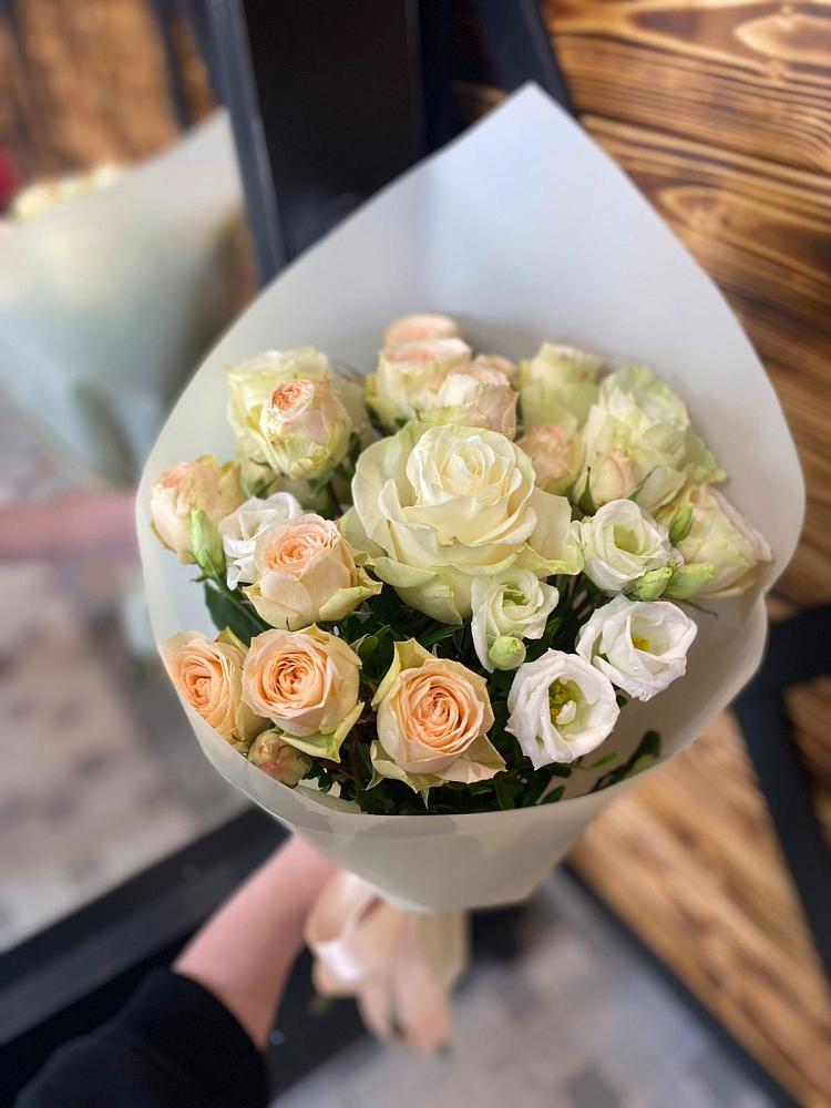 Букет цветов из: Розы и Лизиантусы в Кара-Тюбе